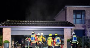 Fahrzeug Brand in einer Garage in Horst. Foto: Pressesprecher Feuerwehren Gemeinde Seevetal