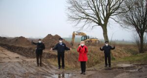 Hittfelds Ortsbürgermeister Thomas Fey (v.l.), Gemeindebrandmeister Rainer Wendt, Seevetals Bürgermeisterin Martina Oertzen und der Hittfelder Ortsbrandmeister Simon Steffen. Foto: Gemeinde SeevetalHittfelds Ortsbürgermeister Thomas Fey (v.l.), Gemeindebrandmeister Rainer Wendt, Seevetals Bürgermeisterin Martina Oertzen und der Hittfelder Ortsbrandmeister Simon Steffen. Foto: Gemeinde Seevetal