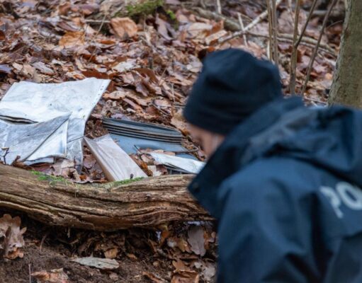 In einem Fass fanden Polizisten neben Flüßigkeit auch diverse Dokumente in Schutzfolien verpackt. Foto: Joto