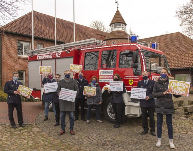 Eine Abordnung der Feuerwehr Hanstedt setzt zusammen mit Samtgemeindebürgermeister Olaf Muus und Gleichstellungsbeauftragter Andrea Schrag ein klares Zeichen gegen Gewalt an Frauen. Foto: Landkreis Harburg
