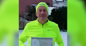 Laufcoach Svend Bädker freut sich, dass der Lauftreff dem TuS 300 Euro für die Jugendarbeit übergeben kann. Foto: TuS Fleestedt