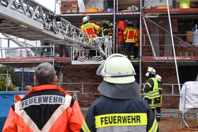 Der verletzte Bauarbeiter wurde mittels der Drehleiter der Feuerwehr Meckelfeld gerettet. Foto: JOTO