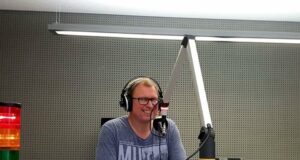 Seit 20 Jahren ist Jan Stahl Moderator im Radio: Mit seiner Radiosendendung „Tide.radio STAHLhart“ feierte der Meckelfelder jetzt sein Jubiläum. Foto: privat