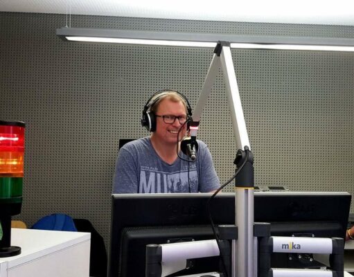 Seit 20 Jahren ist Jan Stahl Moderator im Radio: Mit seiner Radiosendendung „Tide.radio STAHLhart“ feierte der Meckelfelder jetzt sein Jubiläum. Foto: privat