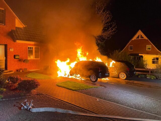 Die Feuerwehren aus Ramelsloh und Ohlendorf mussten in Ramelsloh zwei brennende Fahrzeuge ablöschen. Foto: Stefan Gehrmann, FF Ramelsloh