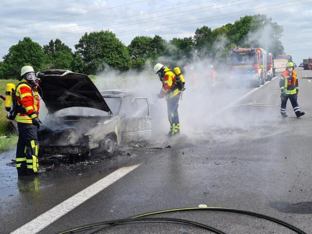 Der Volvo brannte auf der A1 vollständig aus. Foto: Pressestelle Feuerwehr Seevetal