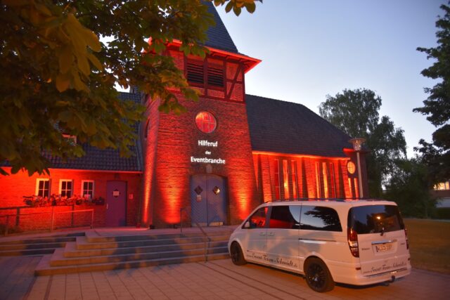 Die Kirche in Meckelfeld leuchtete am Abend in einem roten Farbton um auf die Situation in der Veranstaltungsbranche aufmerksam zu machen. Foto: Hamann