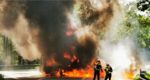 In voller Ausdehnung brannte ein Mercedes Sprinter am Freitagnchmittag im Horster Dreieck. Drei Feuerwehren waren im Einsatz, um den Vollbrand des Fahrzeugs zu löschen. Foto: Feuerwehr Seevetal