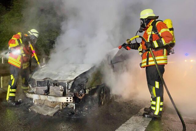 Das brennende Fahrzeug hat am Ende nur noch Totalschaden. Foto: Dirk Jäger, Feuerwehr Hittfeld