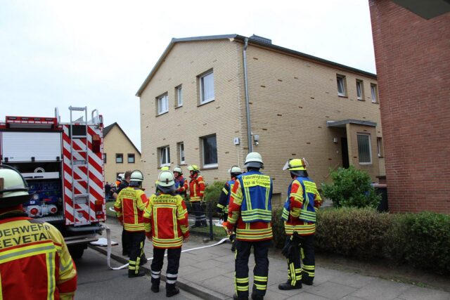 Essen Brannte Auf Dem Herd: Feuerwehr Rettet Verletzten Bewohner In ...