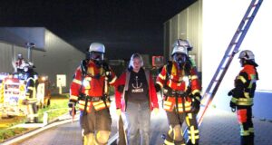In Beckedorf übten sieben Feuerwehren sowie der Rettungsdienst bei einer Großübung die Menschenrettung. Foto: Pressestelle FF Seevetal