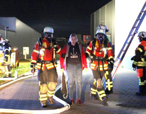 In Beckedorf übten sieben Feuerwehren sowie der Rettungsdienst bei einer Großübung die Menschenrettung. Foto: Pressestelle FF Seevetal