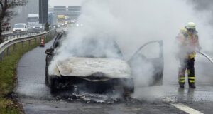 Der BMW brannte vollständig aus. Foto: T. Dambek, FF Maschen