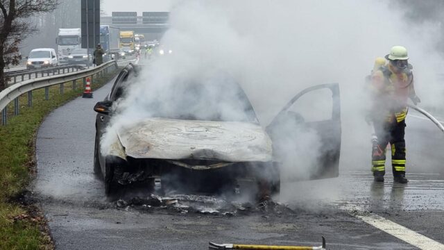 Der BMW brannte vollständig aus. Foto: T. Dambek, FF Maschen