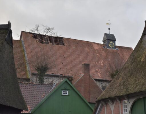 Teile des Daches der Hittfelder Kirche wurden vom Wind abgetragen. Foto: Hamann