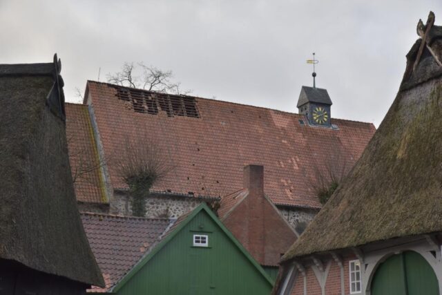 Teile des Daches der Hittfelder Kirche wurden vom Wind abgetragen. Foto: Hamann