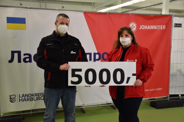 Heiko Grubert von der Rudolf Sievers GmbH überreichte Iryna Okay von den Johannitern symbolisch 5.000 Euro für die Notunterkunft im Helbach-Haus. Foto: Johanniter