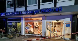 Unbekannte Tätert sprengten den Geldautomaten an der Kirchstraße. Foto: Feuerwehr Seevetal