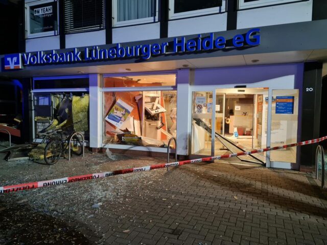 Unbekannte Tätert sprengten den Geldautomaten an der Kirchstraße. Foto: Feuerwehr Seevetal