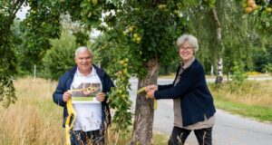 Bürgermeisterin Emily Weede und Ortsbürgermeister Dr.Norbert Wilezich freuen sich, dass Seevetal mit über 100 Bäumen am Ernteprojekt „Gelbes Band“ teilnimmt. Foto: Gemeinde Seevetal