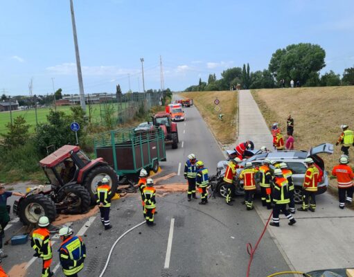 Der völlig zerstörte silberfarbende Volvo kollidierte mit dem Traktor. Foto: Pressestelle Feuerwehr Seevetal