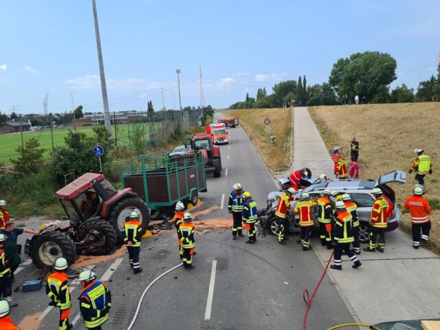 Der völlig zerstörte silberfarbende Volvo kollidierte mit dem Traktor. Foto: Pressestelle Feuerwehr Seevetal
