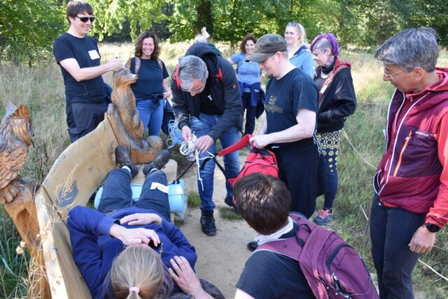 Ein Notfall mitten in der Natur: Die Teilnehmenden des Outdoor-Erste-Hilfe-Kurses lernten, was sie fernab der Zivilisation tun können. Foto: Johanniter