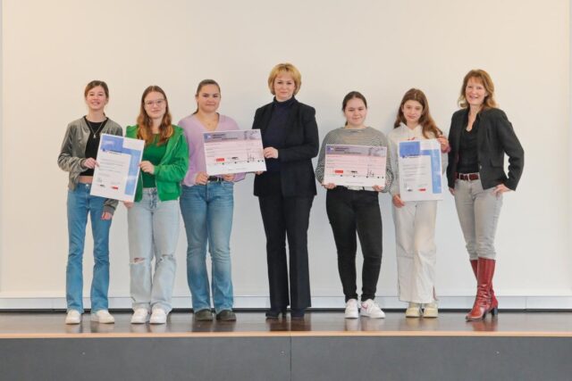 Karla (v.l.), Gerta, Laura (alle drei Klasse 7b), Rabea Scheidat (Sparkasse Harburg-Buxtehude), Lenja, Helen, (beide Klasse 7a, nicht im Bild: Kim), Alexandra Neukirch (Schulleiterin). Foto: ein