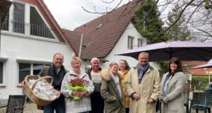 Mitglieder der Freien Wähler Seevetal verteilen Ostergeschenke. Foto: Otto