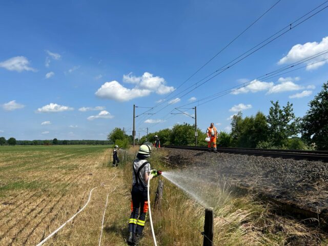 Die Feuerwehren aus Ramesloh und Ohlendorf waren bei dem Bahnböschungsbrand im Einsatz und verhinderten eine weitere Ausbreitung des Brandes. Foto: Stefan Gehrmann