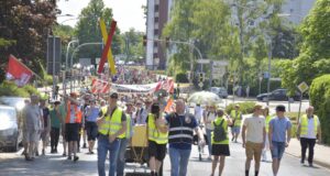 500 Seevetaler haben am Sonntagmittag gegen die Planung der Deutschen Bahn in Meckelfeld demonstriert. Foto: Hamann