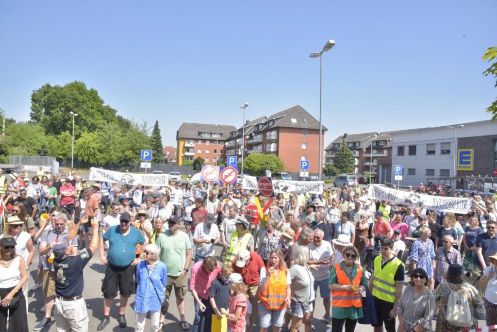 Zur Auftaktkundgebung versammelten sich hunderte Menschen in der Straße "Am Saal" in Meckelfeld. Foto: Hamann