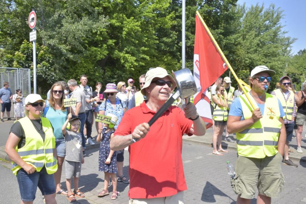 Ein Teilnehmer der Demonstration mit Kochtopf statt Trillerpfeife. Foto: Hamann