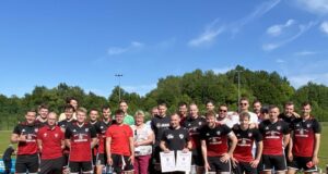 Die Fußballmannschaft des TuS Fleestedt nach dem erfolgreichen Klassenerhalt, in der Mitte Nils Aschi Aschenbrenner mit seinen Auszeichnungen. Foto: TuS Fleestedt