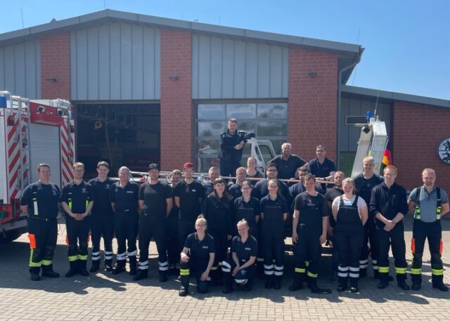 24 neue Bootsführer für die Freiwillige Feuerwehr. Foto: Feuerwehr Seevetal