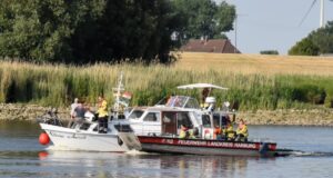 Die Feuerwehr schleppte das Motorboot "kleine Auszeit" in den Hafen nach Hoopte. Foto: Hamann