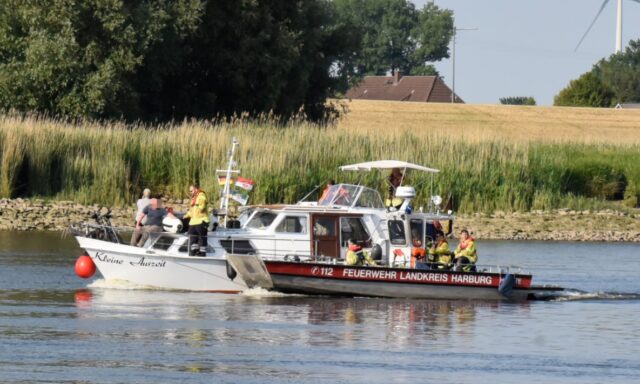 Die Feuerwehr schleppte das Motorboot 