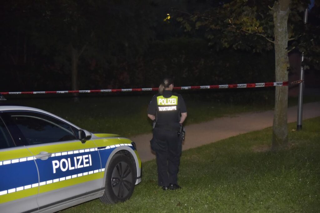 Die Polizei hat den Tatort in Winsen (Luhe) abgesperrt. Foto: JOTO