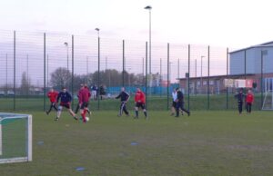 Walking Football-Training in Fleestedt mit Jean Künzel 2. v.l. Foto: U.Vergin