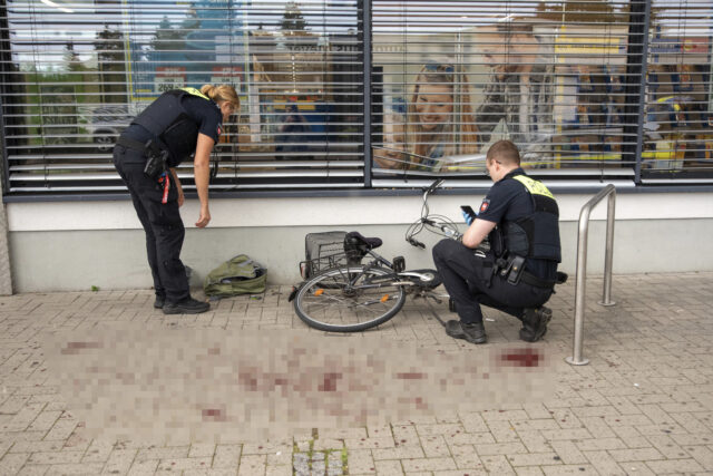 Der Tatort nach der Messerstecherei am Mittwoch in Tostedt. Foto: JOTO