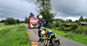 Feuerwehrleute aus Meckelfeld und Maschen begutachteten Eimer auf eventuelle Undichtigkeiten. Foto: FF Seevetal