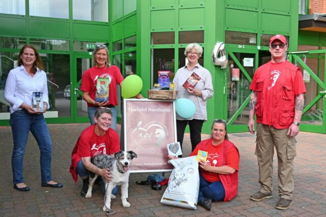 Tiertafel in Meckelfeld gestartet: Zur Eröffnung kamen auch Bürgermeisterin Emily Weede (4.v.l.) und Ehrenamtsbeauftragten Sabine Strate (l.). Foto: Lenthe Medien