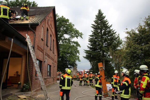 Großeinsatz an der Ringstraße in Lindhorst. Foto: Feuerwehr Seevetal