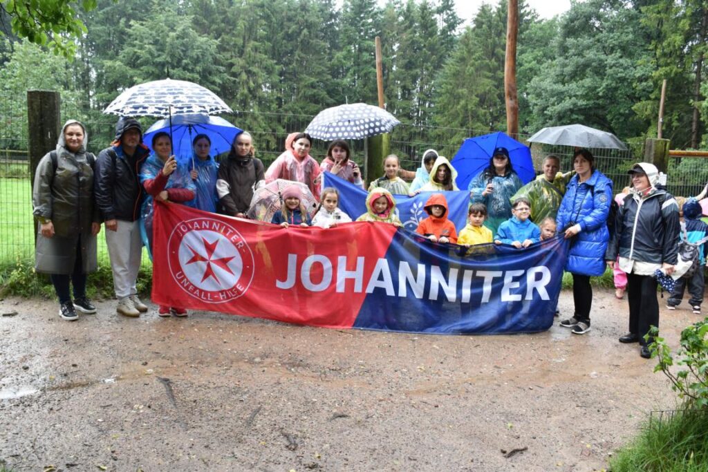 Ein gemeinsames Gruppenfoto im Wildpark Schwarze Berge. Foto: Johanniter