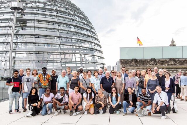 Die Reisegruppe mit der Abgeordneten Svenja Stadler auf der Dachterrasse des Reichstagsgebäudes Foto: Bundesregierung / StadtLandMensch-Fotografie