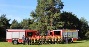 23 neue Feuerwehrleute der Feuerwehren der Gemeinde Seevetal haben jetzt ihre Prüfung beim ersten Teil der Truppmann Ausbildung absolviert. Mit ihnen freuen sich die Ausbilder. Foto: Pressestelle FF Seevetal