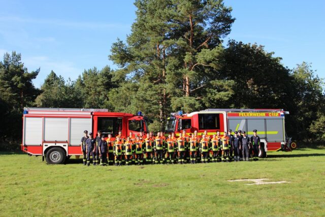 23 neue Feuerwehrleute der Feuerwehren der Gemeinde Seevetal haben jetzt ihre Prüfung beim ersten Teil der Truppmann Ausbildung absolviert. Mit ihnen freuen sich die Ausbilder. Foto: Pressestelle FF Seevetal