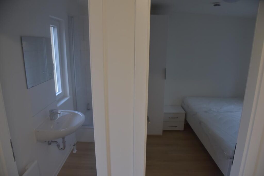 Badezimmer und eins der beiden Schlafzimmer liegen direkt nebeneinander. Foto: Hamann