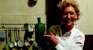 Gabriele Schwedewsky entführt ihre Zuhörer in der Wassermühle Karoxbostel wieder in die dunkle Welt des Verbrechens. Foto: Weede