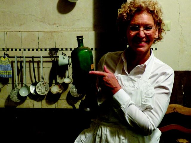 Gabriele Schwedewsky entführt ihre Zuhörer in der Wassermühle Karoxbostel wieder in die dunkle Welt des Verbrechens. Foto: Weede